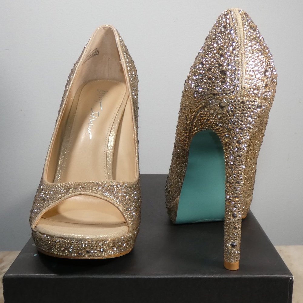 NiB SPARKLING Betsey Johnson Dane Peep Toe Pump, Light Gold, 9.5